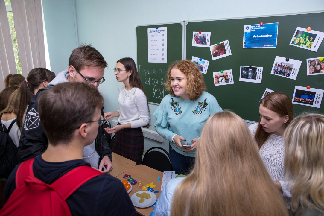 Иллюстрация к новости: В Пермской Вышке прошла ярмарка студенческих клубов «Student Organization Fair»