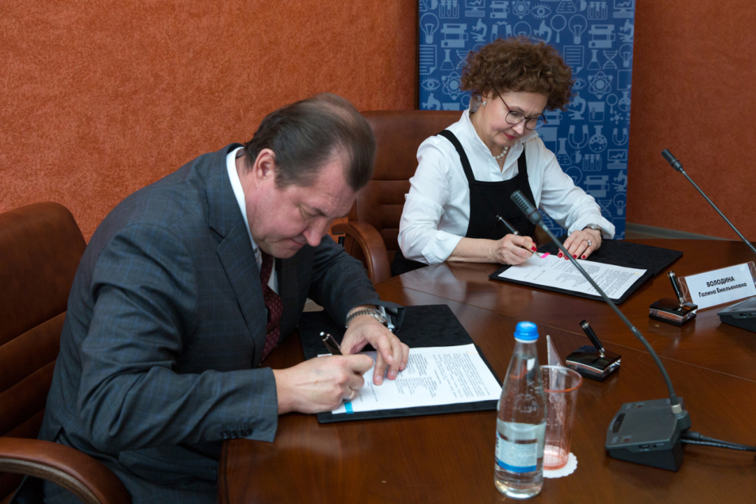 Иллюстрация к новости: НИУ ВШЭ – Пермь и ЛУКОЙЛ-ПЕРМЬ подписали соглашение о сотрудничестве