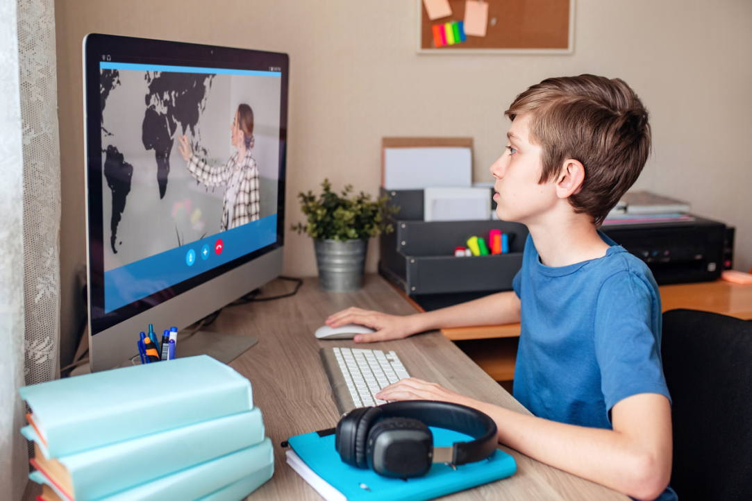 Children&apos;s Adaptation to Online Learning Depends on the Nature of Their Parents’ Work