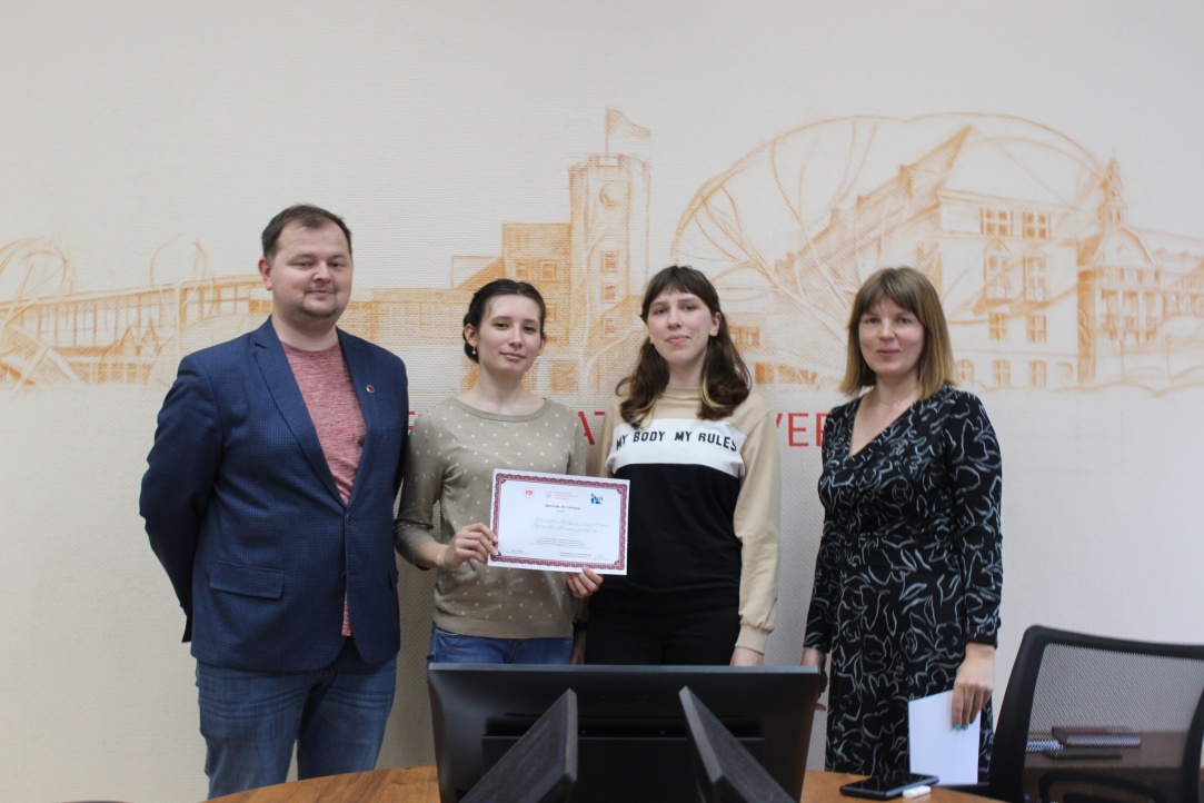 Иллюстрация к новости: Студентки программы «История» пермского кампуса НИУ ВШЭ стали победительницами на Апрельских тезисах