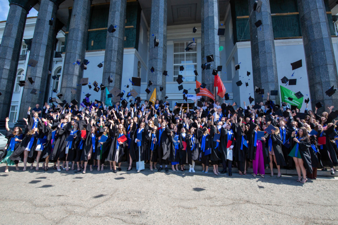 Иллюстрация к новости: «Это не просто университет, это семья» – поздравляем бакалавров 2022 года!