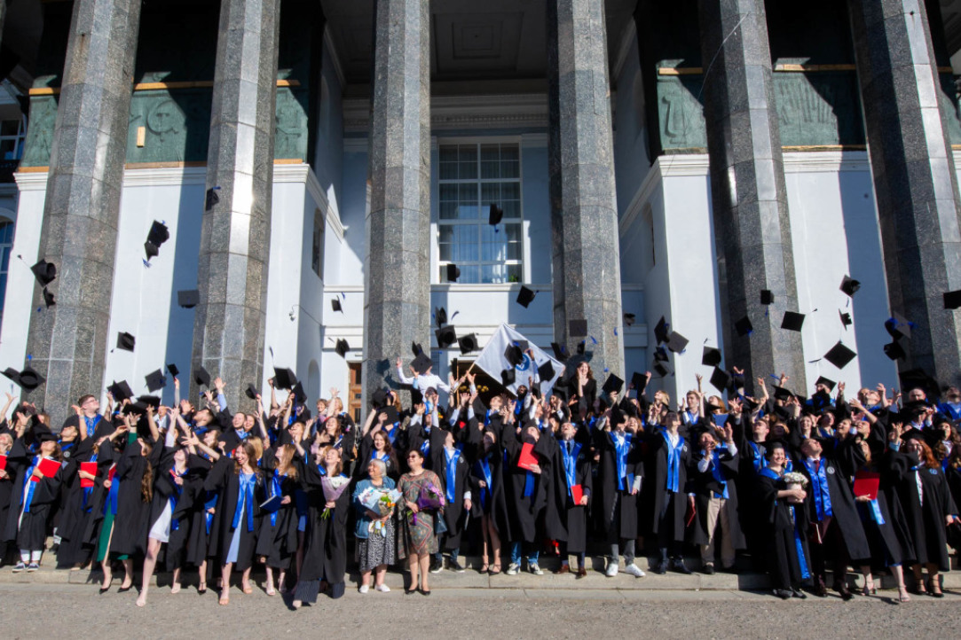 Иллюстрация к новости: «Цените моменты, проведенные в Вышке!» – магистры пермского кампуса НИУ ВШЭ получили дипломы