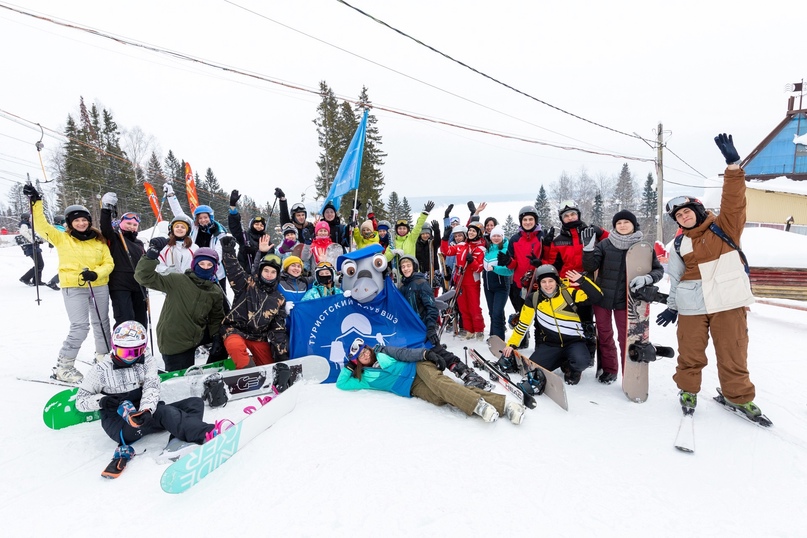 Иллюстрация к новости: School of Snow: катание на горных лыжах, проекты, нетворкинг