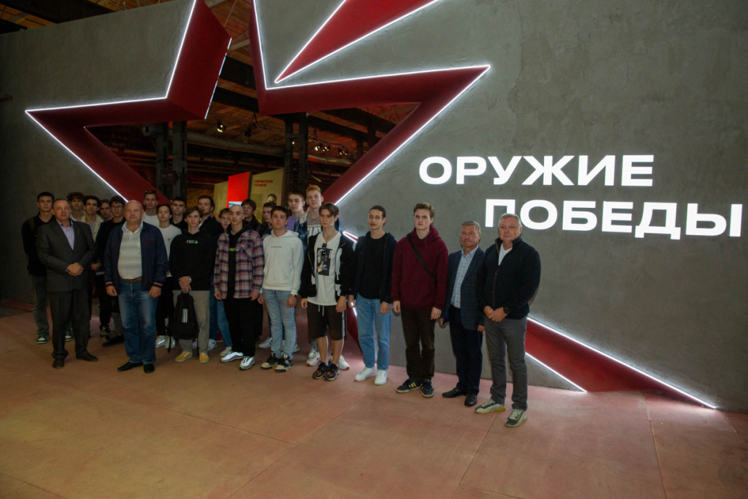 Студенты НИУ ВШЭ – Пермь посетили выставку «Оружие победы»