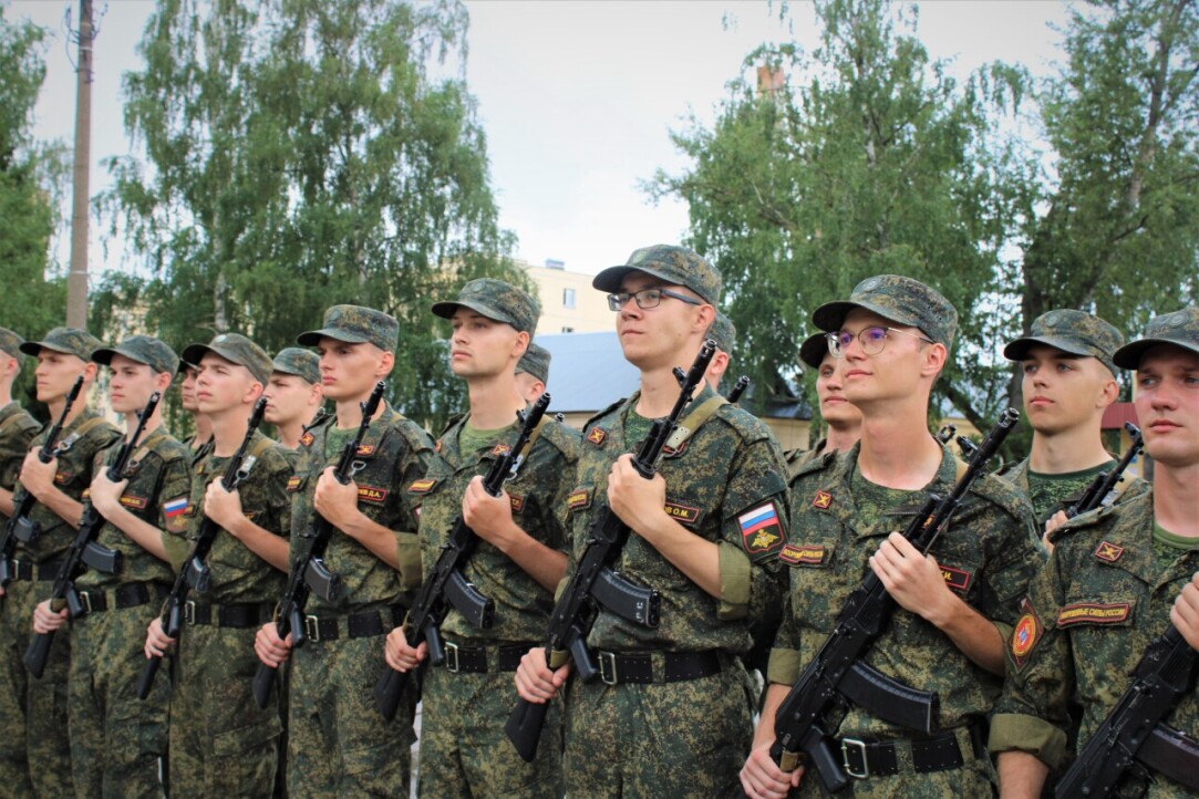 Иллюстрация к новости: Студенты Вышки из Нижнего Новгорода и Перми приняли военную присягу